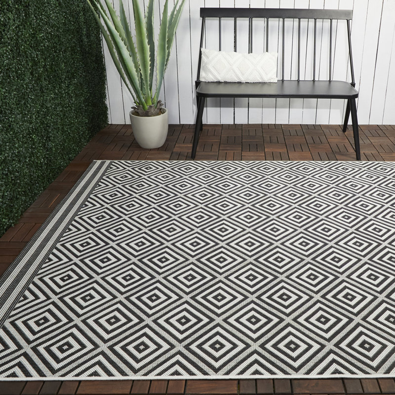 Wrought Studio Ammons Geometric Black/White Indoor / Outdoor Area Rug